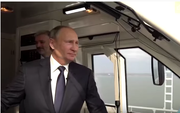 Президент РФ Путин проехал на поезде по Крымскому мосту